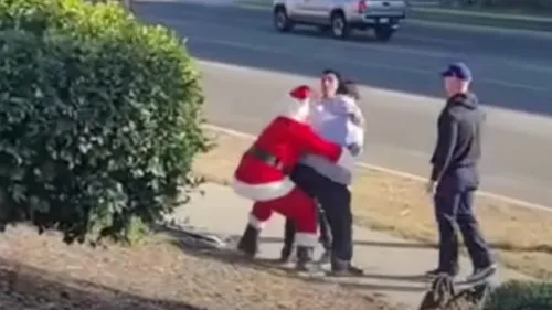 Insolite : des policiers déguisés en Père Noël et lutin arrêtent...